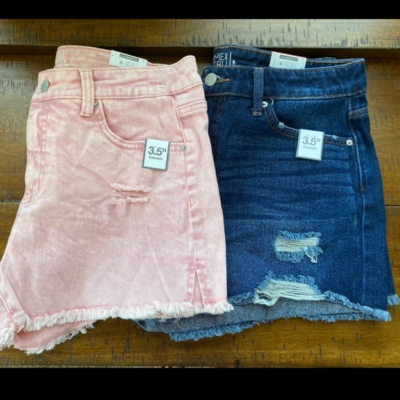 Time and Tru Denim - •NWT•{2} Time & Tru Women’s High Rise Frayed Hem Denim Shorts- Relaxed Fit